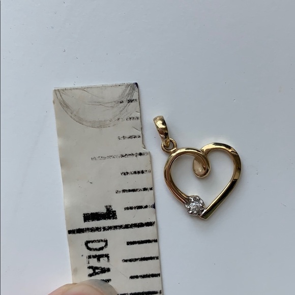 10k Gold Heart Pendant with single Diamond - Picture 3 of 5